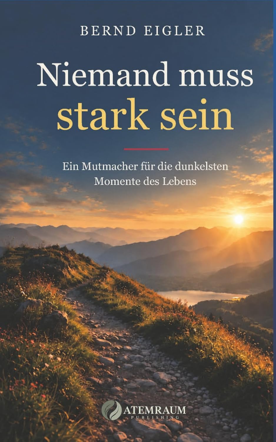 Buchcover Niemand muss stark sein von Bernd Eigler: Ein Weg durch eine Berglandschaft im warmen Abendlicht, unten das Atemraum-Publishing-Logo.